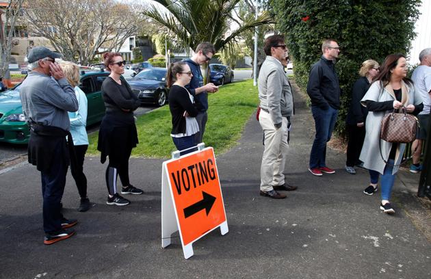 Voters wait outside a polling station at the St Heliers Tennis Club in Auckland on September 23, 2017.(Reuters)