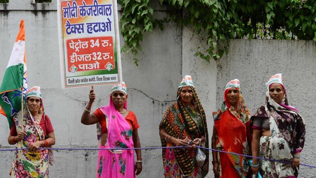 Indian National Congress party activists and supporters hold party flags while forming a human chain during a protest against the increase of fuel prices, in New Delhi. (SAJJAD HUSSAIN / AFP) Indian National Congress party activists and supporters hold party flags while forming a human chain during a protest against the increase of fuel prices, in New Delhi. (SAJJAD HUSSAIN / AFP)