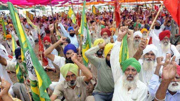 Farmer protesting at Mehmudpur village on the Patiala-Sangrur road on Saturday. (Bharat Bhushan HT) Farmer protesting at Mehmudpur village on the Patiala-Sangrur road on Saturday. (Bharat Bhushan HT)