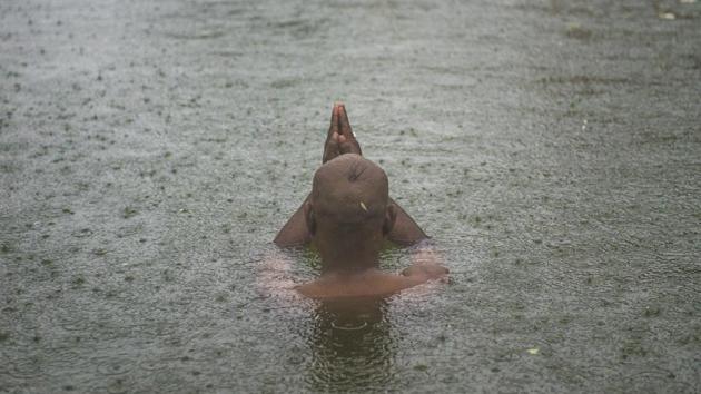 A devotee takes a dip in the Banganga tank on Sarvpitri Amavasya in Mumbai, India. (Pratik Chorge/HT Photo) A devotee takes a dip in the Banganga tank on Sarvpitri Amavasya in Mumbai, India. (Pratik Chorge/HT Photo)
