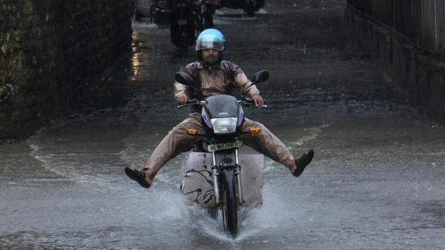 Vehicles drive through waterlogged road at Malad Subway in Mumbai, India. (Pramod Thakur/HT PHOTO) Vehicles drive through waterlogged road at Malad Subway in Mumbai, India. (Pramod Thakur/HT PHOTO)