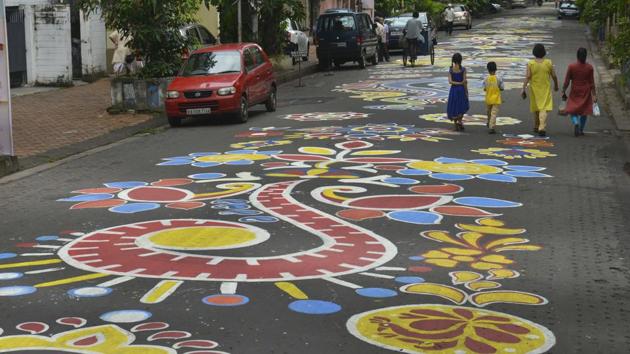 More than 300 art college students drawing 'Alpona' street art on the entire stretch of lake Road at South Kolkata. (HT photo) More than 300 art college students drawing 'Alpona' street art on the entire stretch of lake Road at South Kolkata. (HT photo)