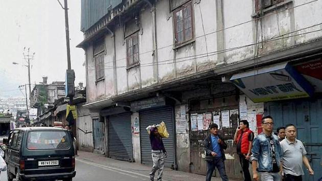 Shops and business establishments remain shut as the indefinite bandh called by Gorkha Janmukti Morcha for a separate state of Gorkhaland in Darjeeling Hills continues.(PTI File Photo)