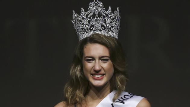 Itir Esen, 18, smiles after being crowned as Miss Turkey 2017 in Istanbul.(AP Photo)