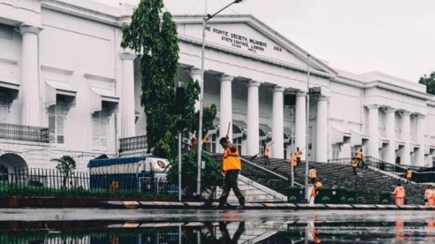 Workers sweep the area around Asiatic Library in Fort.(Courtesy: Divyesh Vadgama/Instagram) Workers sweep the area around Asiatic Library in Fort.(Courtesy: Divyesh Vadgama/Instagram)