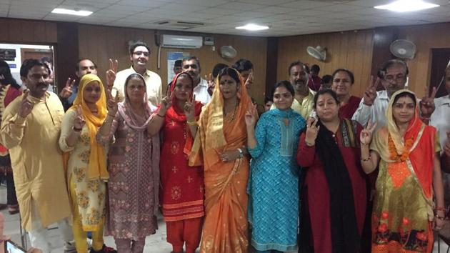 The winners at the Mini Secretariat on Sunday evening after results were announced. Of 35 seats, independents win 21, BJP 13, INLD 1 (Parveen Kumar/HT Photo) The winners at the Mini Secretariat on Sunday evening after results were announced. Of 35 seats, independents win 21, BJP 13, INLD 1 (Parveen Kumar/HT Photo)