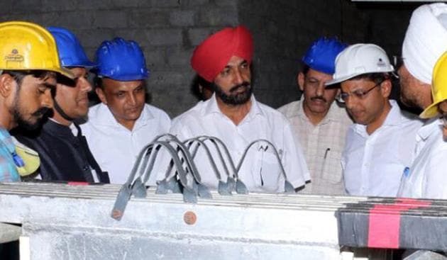 Punjab Pollution Control Board chairman KS Pannu (centre) after inaugurating the plant at Gobindgarh.(HT Photo)