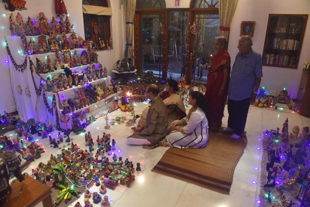 Uma Ganesh and her family perform the golu puja during at their house in Pune. Golu is the South Indian way of celebrating Navratri.(Pratham Gokhale/HT PHOTO)