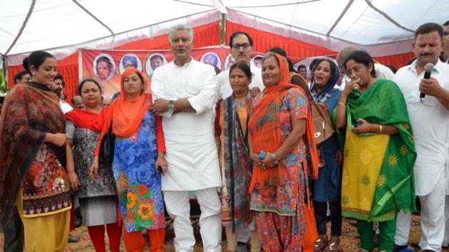 Sunil Jakhar at a Congress workers’ meeting in Pathankot.(HT Photo)