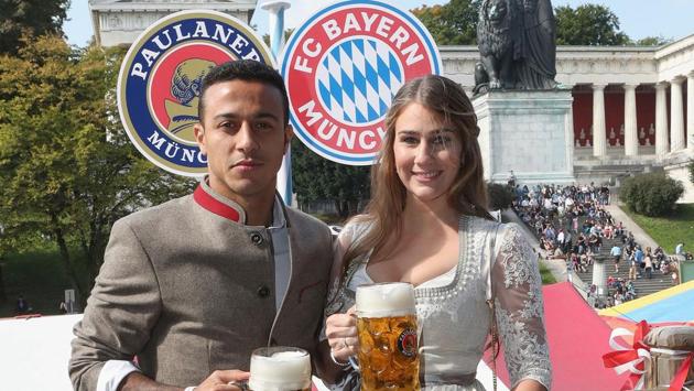 FC Bayern Munich's Thiago and his wife Julia Vigas pose during their visit at the Oktoberfest in Munich, Germany. (REUTERS) FC Bayern Munich's Thiago and his wife Julia Vigas pose during their visit at the Oktoberfest in Munich, Germany. (REUTERS)