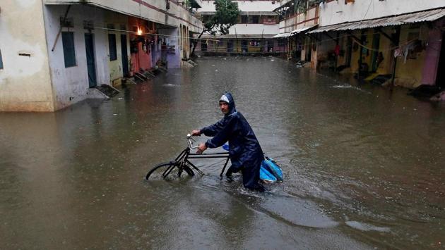 A delivery boy pushes his bicycle through a water-logged street after heavy rains at a residential colony in Mumbai, India (Shailesh Andrade / REUTERS) A delivery boy pushes his bicycle through a water-logged street after heavy rains at a residential colony in Mumbai, India (Shailesh Andrade / REUTERS)