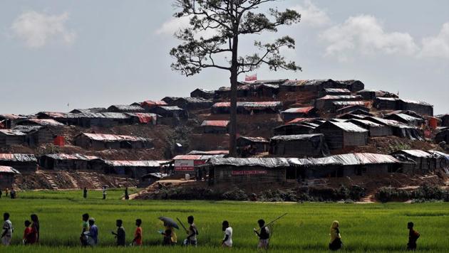 Rohingya refugees walk to a refugee camp in Cox's Bazar, Bangladesh, September 24, 2017.(REUTERS Photo)