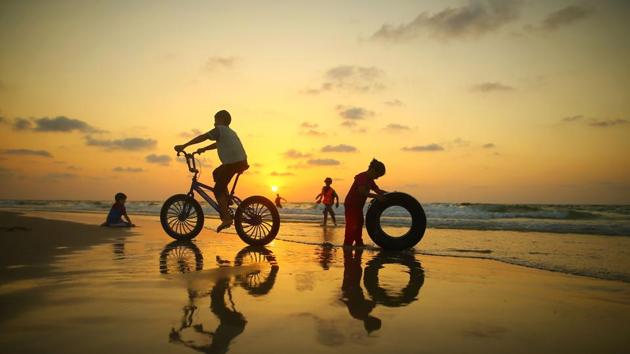 Palestinian children play on the beach in Gaza City on September 21, 2017. (Mohammed Abed / AFP) Palestinian children play on the beach in Gaza City on September 21, 2017. (Mohammed Abed / AFP)