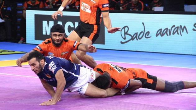 Haryana Steelers and Dabang Delhi players in action during their Pro Kabaddi League encounter.(HT Photo)