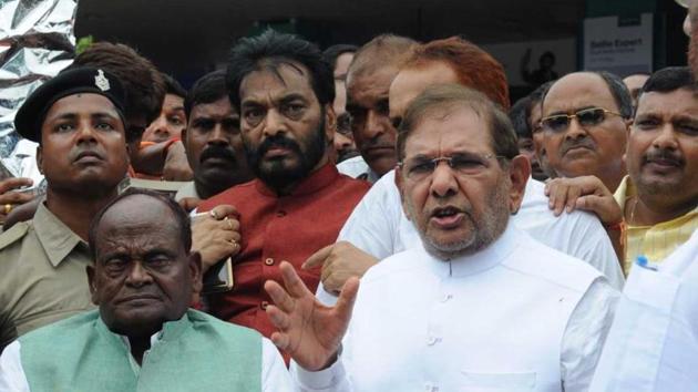 JD (U) leader Sharad Yadav (centre) with his supporters in Patna.(HT file photo)