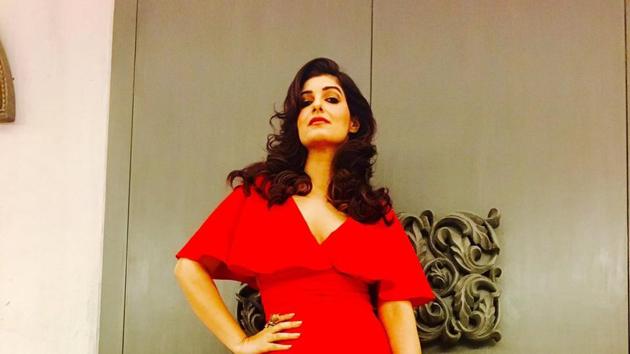 Twinkle Khanna in a stunning red dress for the Vogue Women of the Year Awards.(Twitter)