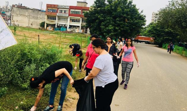 The volunteers go about conducting the cleanliness drive at Sector 56, Gurgaon.