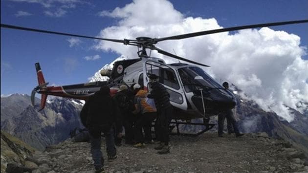File photo of rescue team members carrying a victim of an avalanche at Mount Manaslu base camp in September 23, 2012.(Reuters)
