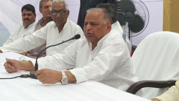 Samajwadi Party patriarch Mulayam Singh Yadav addresses a press conference at Lohia Trust in Lucknow on Monday. (Subhankar Chakraborty/HT Photo) Samajwadi Party patriarch Mulayam Singh Yadav addresses a press conference at Lohia Trust in Lucknow on Monday. (Subhankar Chakraborty/HT Photo)