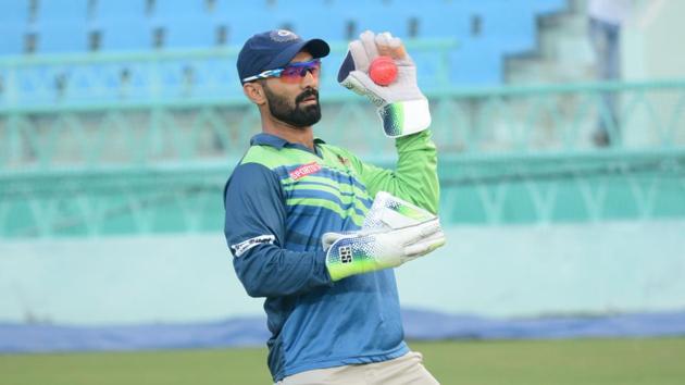 Dinesh Karthik says the difference between SG and Kookaburra balls is difficult for the players to handle. (HT Photo) Dinesh Karthik says the difference between SG and Kookaburra balls is difficult for the players to handle. (HT Photo)