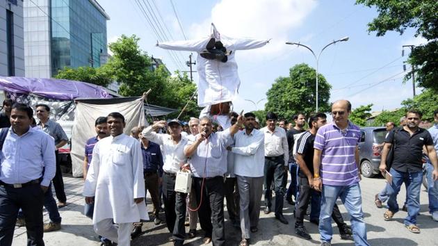 Amrapali flat buyers protest against delay in delivery of flats in Noida on Sunday. (Sunil Ghosh/HT Photo) Amrapali flat buyers protest against delay in delivery of flats in Noida on Sunday. (Sunil Ghosh/HT Photo)