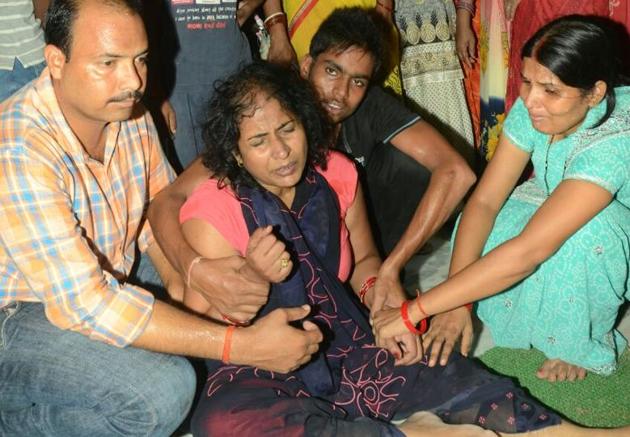 Rinky Singh, wife of slain armyman Santosh Kumar Singh, in Patna on Monday.(Santosh Kumar/HT photo)