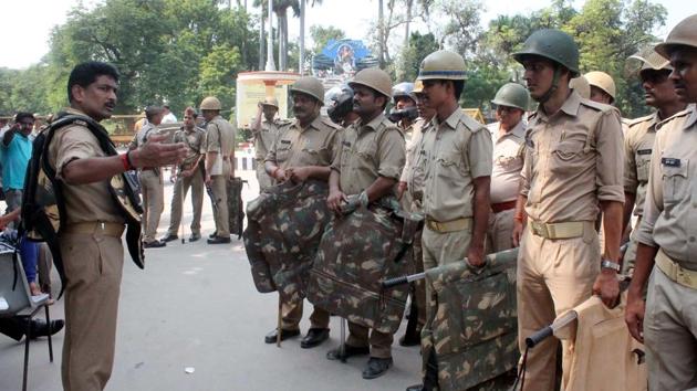 Varanasi policemen at the Banaras Hindu University campus after clashes with student on Saturday night. (Rajesh Kumar/HT Photo) Varanasi policemen at the Banaras Hindu University campus after clashes with student on Saturday night. (Rajesh Kumar/HT Photo)