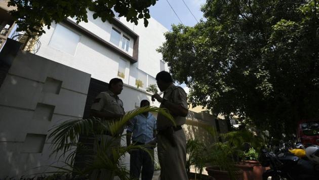 Delhi Police and the Panchkula Police jointly raided the residence in Greater Kailash Enclave, allegedly owned by the Dera.(Sonu Mehta / HT Photo)