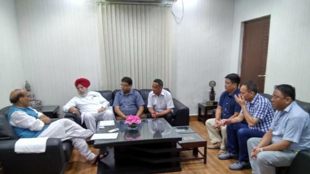 Union home minister Rajnath Singh (extreme Left) meeting Darjeeling BJP MP S S Ahluwalia and Gorkha leaders at his New Delhi residence earlier this month.(HT File Photo)