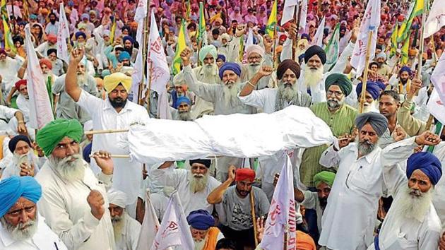 Farmers protesting against the Congress government at Mehmudpur village on the Patiala-Sangrur road on Monday. (Bharat Bhushan/HT) Farmers protesting against the Congress government at Mehmudpur village on the Patiala-Sangrur road on Monday. (Bharat Bhushan/HT)