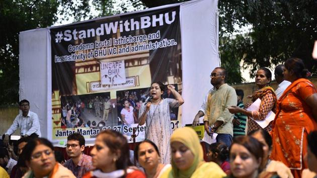 Students during a protest at Jantar Mantar in New Delhi on Tuesday against lathicharge on students of BHU.(Arun Sharma/HT PHOTO) Students during a protest at Jantar Mantar in New Delhi on Tuesday against lathicharge on students of BHU.(Arun Sharma/HT PHOTO)