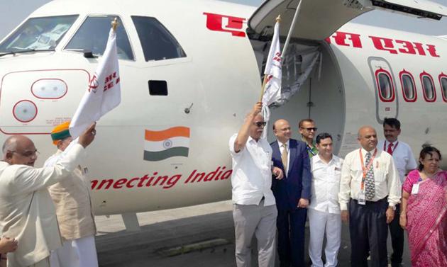 Bikaner MP and union minister for water resources Arjun Ram Meghwal and union civil aviation minister Ashok Gajapathi Raju flag off flight from Bikaner to Delhi on Tuesday.(HT Photo)