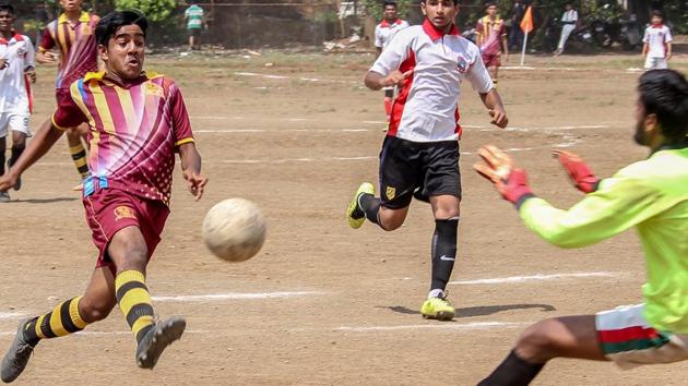 Bishop's School (left) take on Poona College in the finals at SSPMS grounds on Monday. (HT PHOTO) Bishop's School (left) take on Poona College in the finals at SSPMS grounds on Monday. (HT PHOTO)