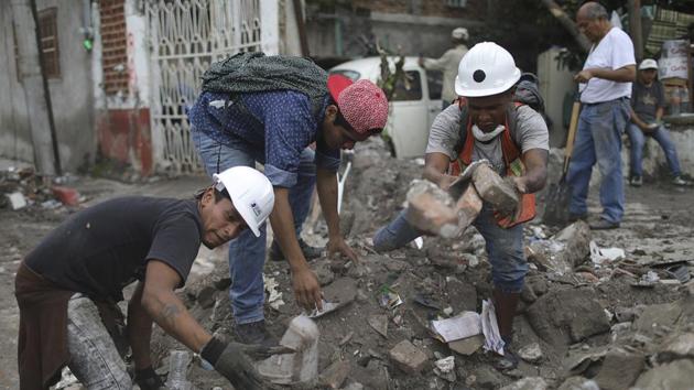 Photos: In quake-torn Mexico, this amputee volunteers to clear debris ...