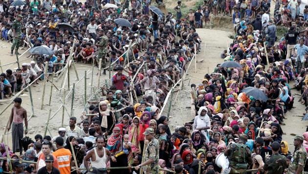 Rohingya refugees queue for aid at Cox's Bazar, Bangladesh on September 26.(REUTERS)