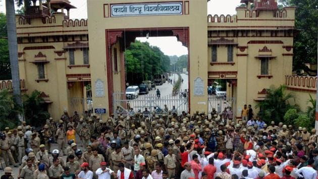 Heavy police force deployed outside the Banaras Hindu University as Samajwadi Party workers protest over the police laticharge on the female students of the university, in Varanasi on September 25.(PTI Photo)