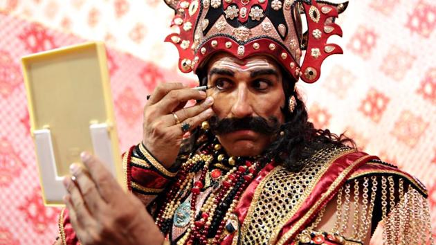 Actor Mukesh Rishi puts on makeup before going on stage at the Luv Kush Ramlila in the Capital.(Manoj Verma/HT Photo) Actor Mukesh Rishi puts on makeup before going on stage at the Luv Kush Ramlila in the Capital.(Manoj Verma/HT Photo)
