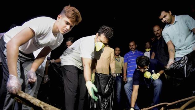 Sachin Tendulkar (2nd left), with his son Arjun Tendulkar (left) takes part in a cleanliness drive as part of Swachhta Hi Sewa campaign at Bandra in Mumbai on Tuesday.(PTI)