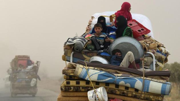 Displaced Syrians from Deir Ezzor head to refugee camps on the outskirts of Raqqa on September 24, 2017. Tens of thousands have fled Raqqa in recent months, some of them escaping as the SDF worked to encircle the city before finally breaking into it in June. But UN estimates say that up to 15,000 civilians could remain in parts of Raqqa, facing ‘incredibly difficult conditions’, including shortages of food, water and medicine. (Bulent Kilic / AFP) 