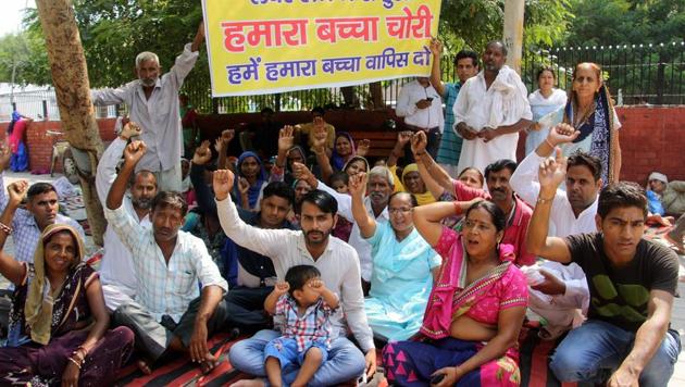 Residents protest the disappearance of a newborn from the gynaecology ward of PGIMS-Rohtak on the institute premises. Hospital director Dr Rakesh Gupta had resigned twelve days after the incident.(Manoj Dhaka/ HT Photo)