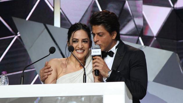 When Archie Panjabi shared the stage with Shah Rukh Khan. When Archie Panjabi shared the stage with Shah Rukh Khan.