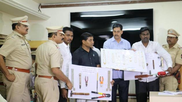 The ‘home-made’ innovative equipment used for theft — an iron cutter, a tool used to break iron locks, a hammer and a hacksaw blade — was recovered from Ravi Gopal Shetty by the Pune police.(HT PHOTO)