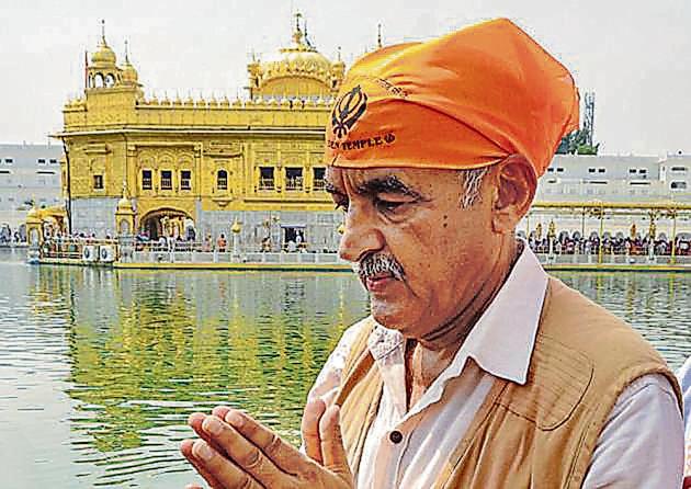 AAP candidate Maj Gen (retd) Suresh Khajuria paying obeisance at the Golden Temple in Amritsar on Tuesday.(Sameer Sehgal/HT)