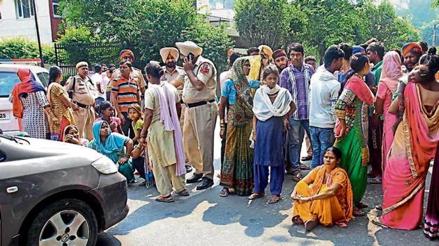 Family members of the 17-year-old domestic help holding a protest in Ludhiana on Tuesday.(HT Photo)