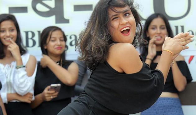 To get the title of Ms Freshers 2017, girls of Shaheed Bhagat Singh participated quite enthusiastically in the talent round. (Manoj Verma/ HT Photo)