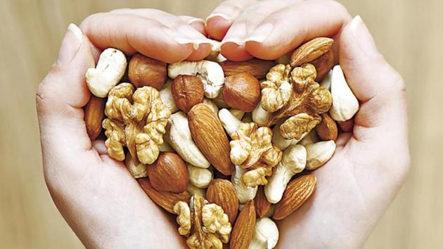 he findings indicated that participants gained an average of almost five pounds by the end of five years, but those who eat nuts routinely gained less weight. (Shutterstock) he findings indicated that participants gained an average of almost five pounds by the end of five years, but those who eat nuts routinely gained less weight. (Shutterstock)