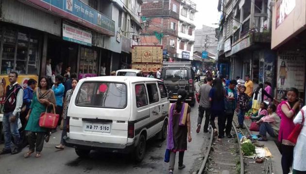 The narrow lanes of Kurseong was bustling with activity on Wednesday after a 104-day-long shutdown in the Darjeeling hills was called off. (HT Photo) The narrow lanes of Kurseong was bustling with activity on Wednesday after a 104-day-long shutdown in the Darjeeling hills was called off. (HT Photo)