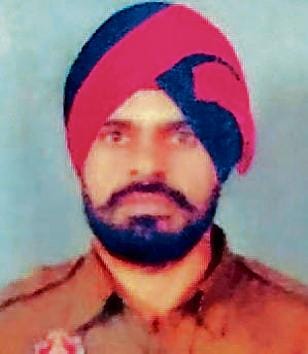 Constable Rajesh Kumar had suffered serious head and chest injuries in a bid to stop the clash between the two groups (Ht Photo) Constable Rajesh Kumar had suffered serious head and chest injuries in a bid to stop the clash between the two groups (Ht Photo)
