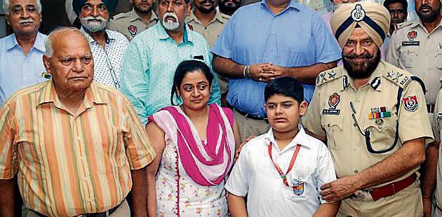 (From right) IG MS Chinna with Smil Arora, his mother and grandfather ML Arora in Bathinda on Wednesday.(Sanjeev Kumar/HT) (From right) IG MS Chinna with Smil Arora, his mother and grandfather ML Arora in Bathinda on Wednesday.(Sanjeev Kumar/HT)