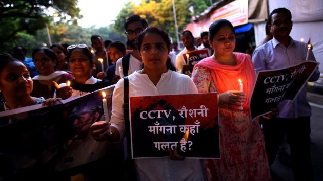 Students at a candle-light protest at Jantar Mantar in New Delhi against lathicharge on students of BHU.(Arun Sharma/HT Photo)